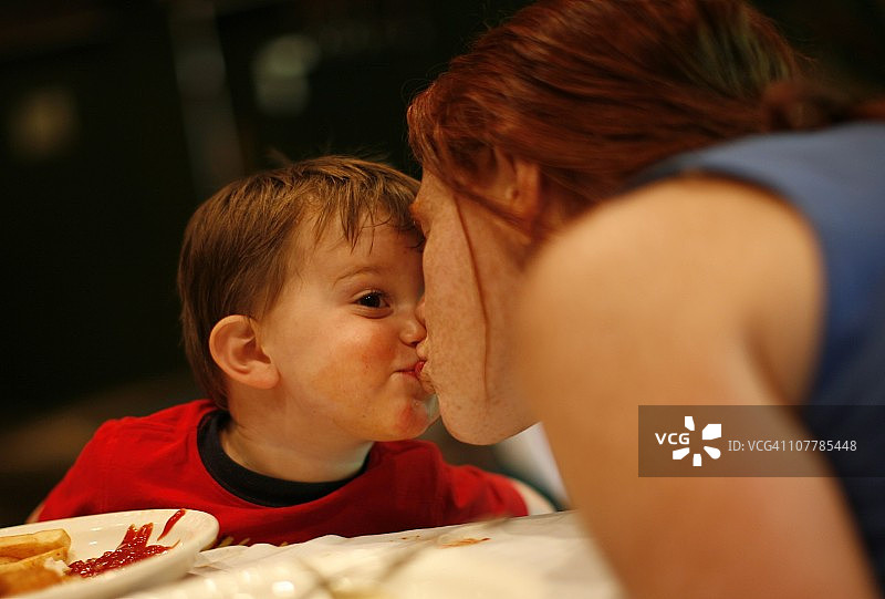 母子亲吻图片素材