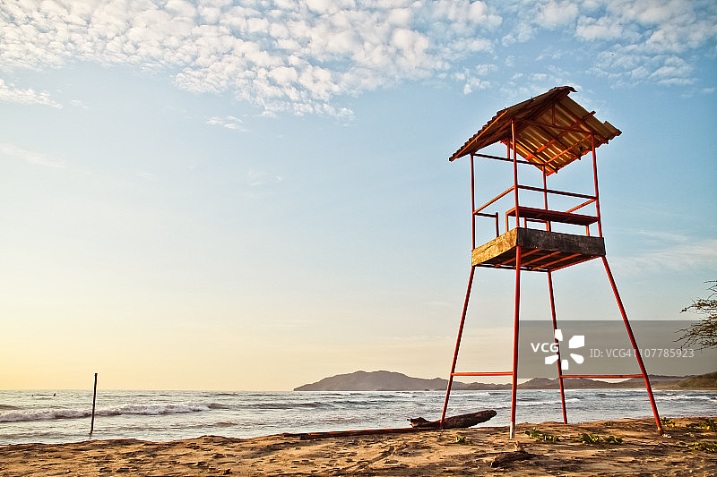 哥斯达黎加日落时的救生员站图片素材