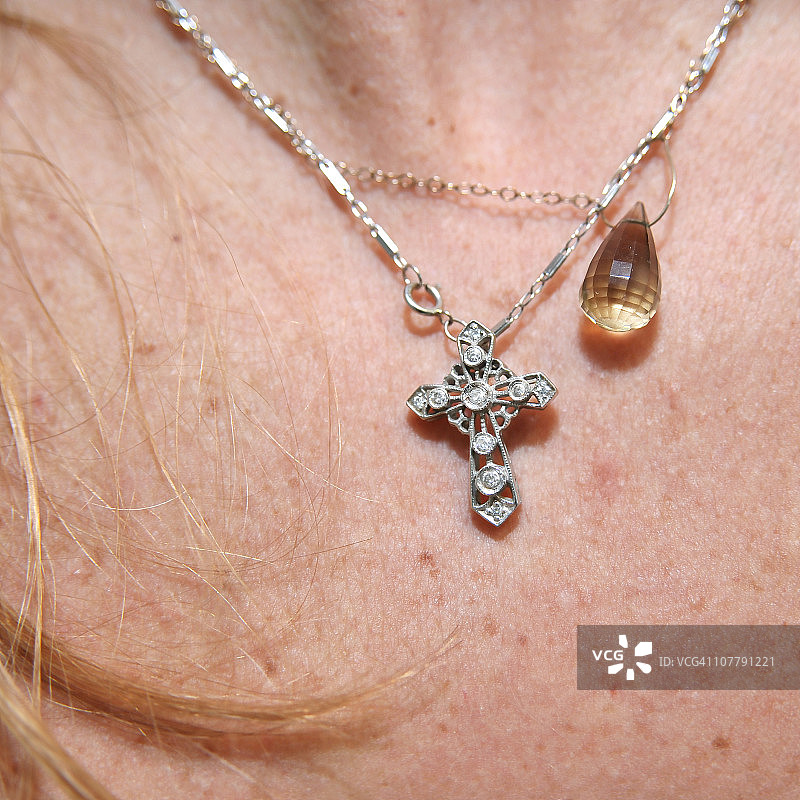 缠绕的项链特写图片素材