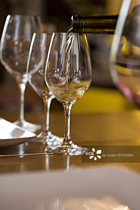 倒白葡萄酒图片素材