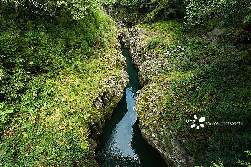 日本郁郁葱葱的火山峡谷河流图片素材