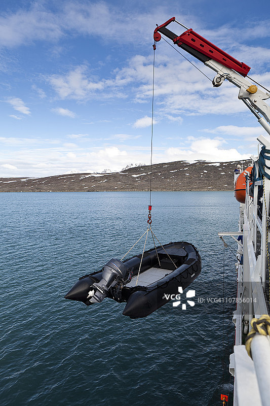 带舷外马达的充气船图片素材