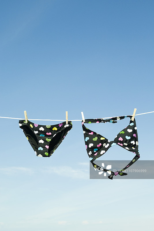 挂在晾衣绳上的比基尼图片素材