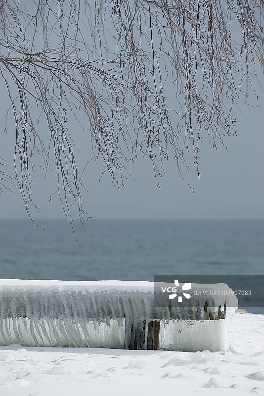 水边积雪长椅图片素材