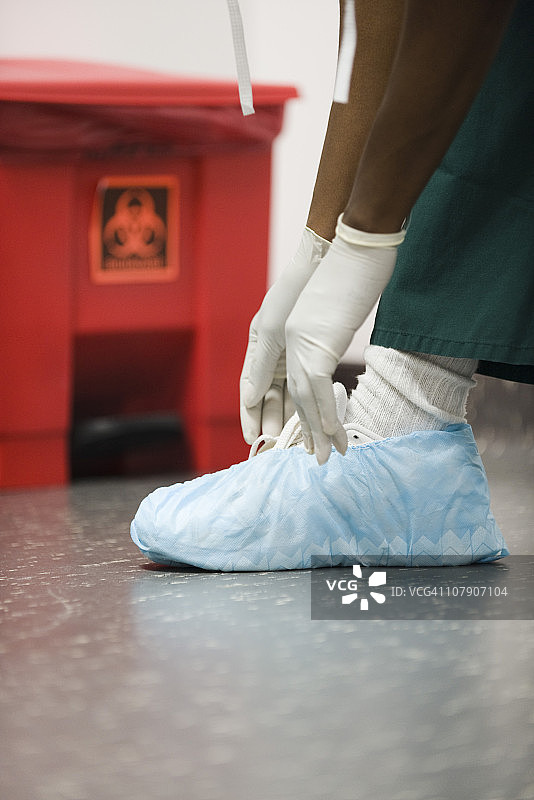 医疗工作者穿戴一次性鞋套图片素材