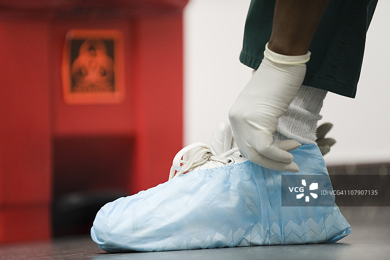 医疗工作者穿戴一次性鞋套图片素材