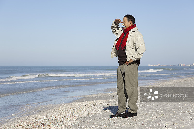站在海滩上欣赏风景的男人图片素材
