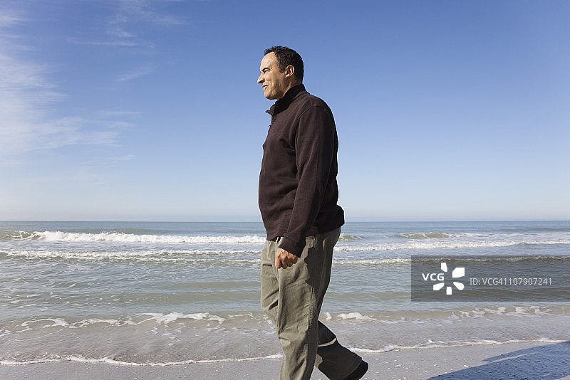 中年男人在海滩散步图片素材