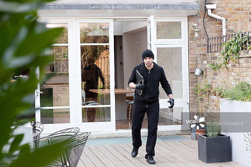 窃贼盗窃笔记本电脑图片素材