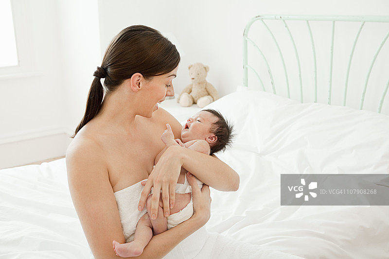 怀抱新生婴儿的母亲图片素材