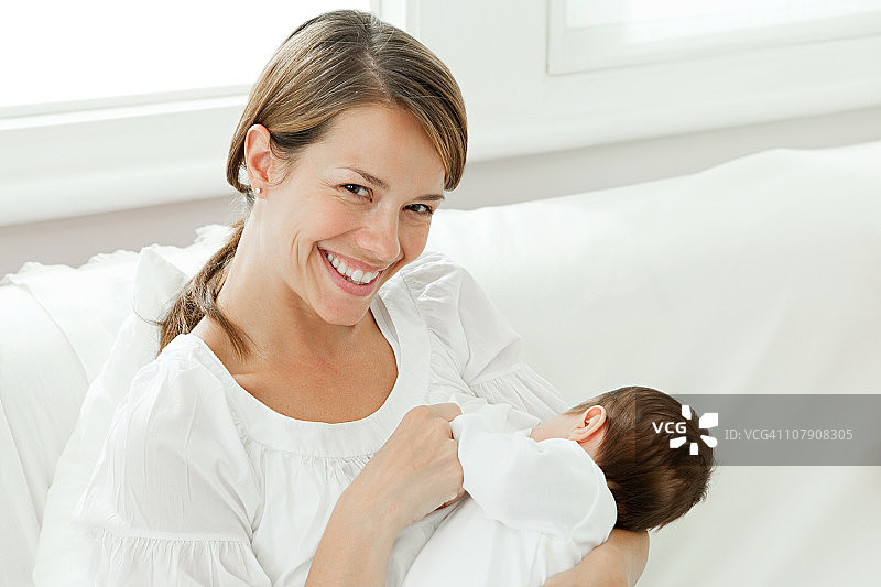 母亲给宝宝喂母乳图片素材
