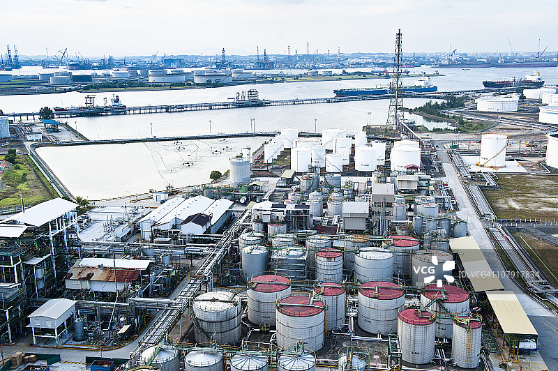 石化炼油厂泊位与油轮图片素材
