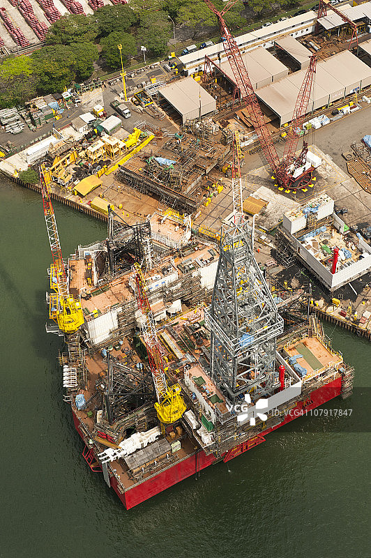 炼油厂旁的海上石油钻井平台建设图片素材