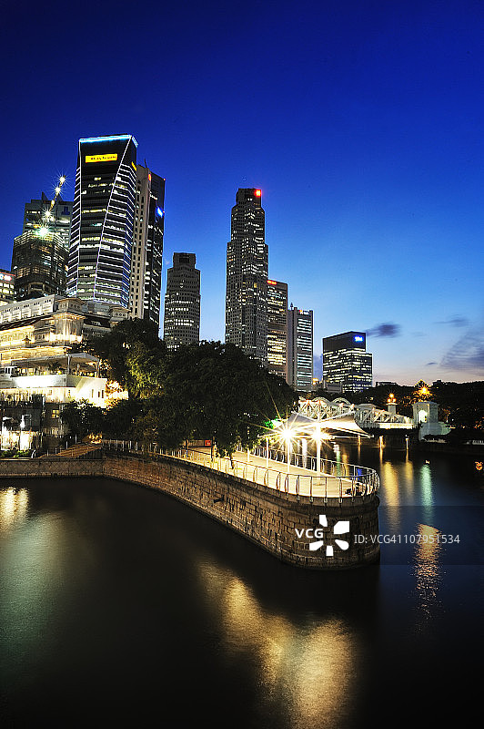 新加坡夜间天际线的局部视图图片素材