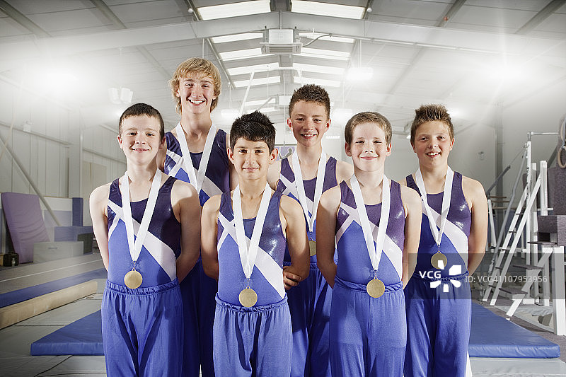获得奖牌的男子体操队图片素材