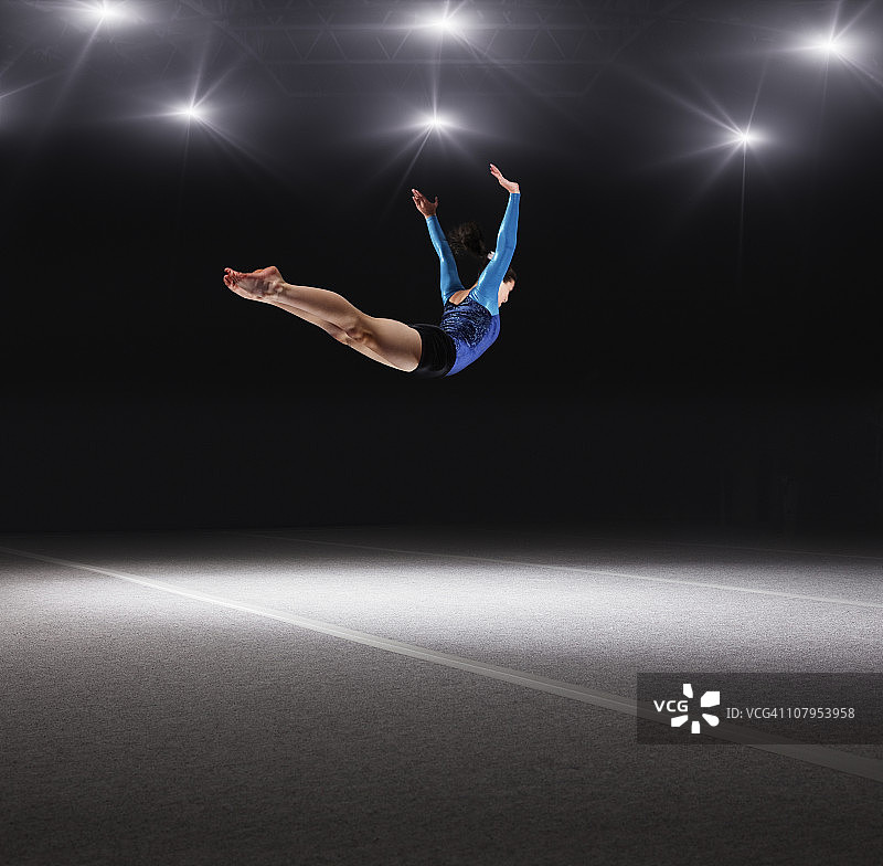 跳跃中的女子体操运动员图片素材