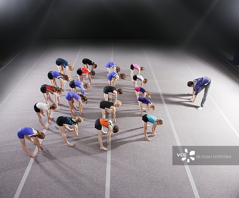 教练为体操运动员热身图片素材