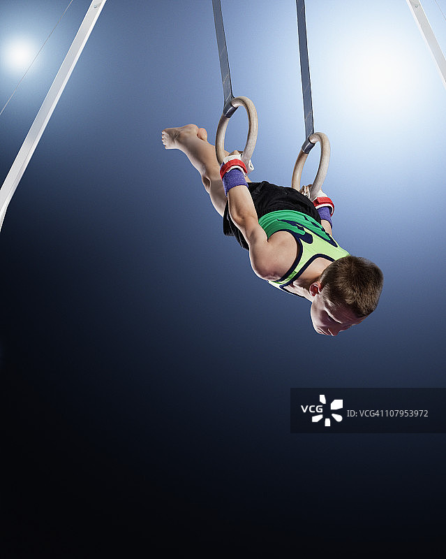 男体操运动员在吊环上表演图片素材