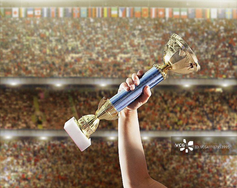 手持胜利奖杯图片素材