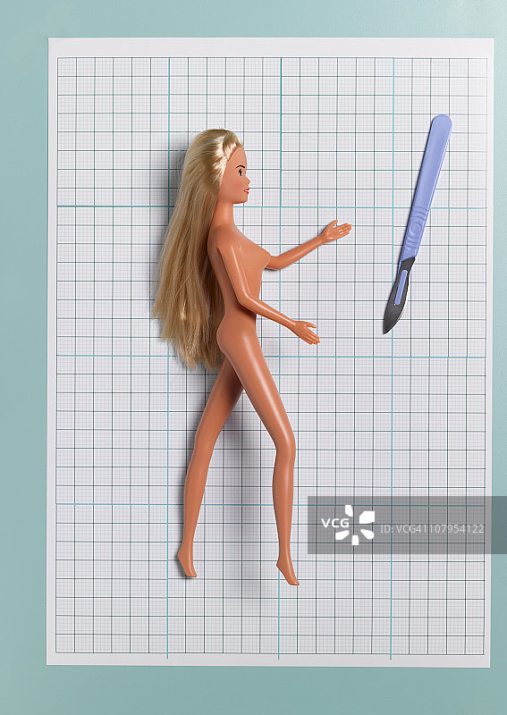 展示整形手术的儿童玩偶图片素材