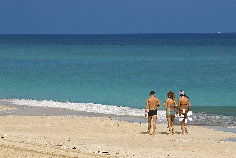 在古巴Playa del Este白色沙滩上的游客图片素材