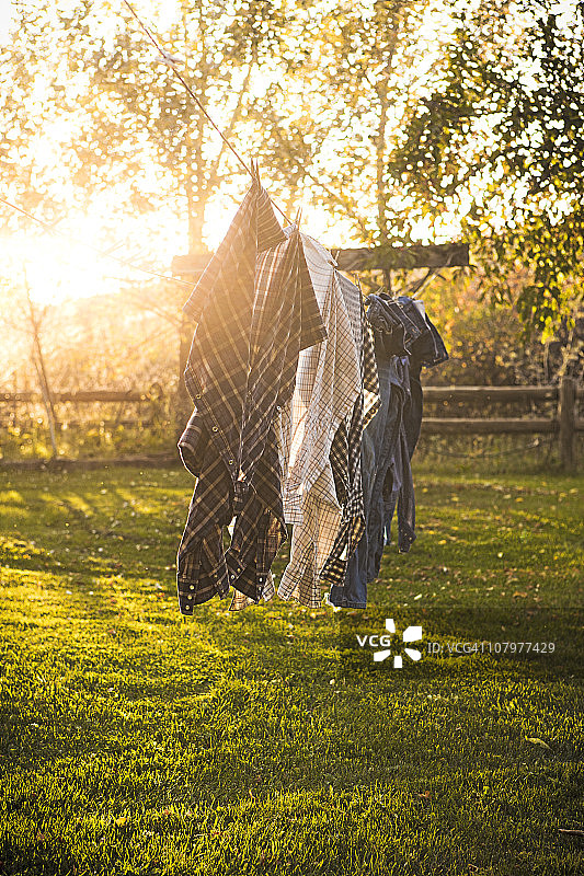 晾衣绳上的衣服图片素材