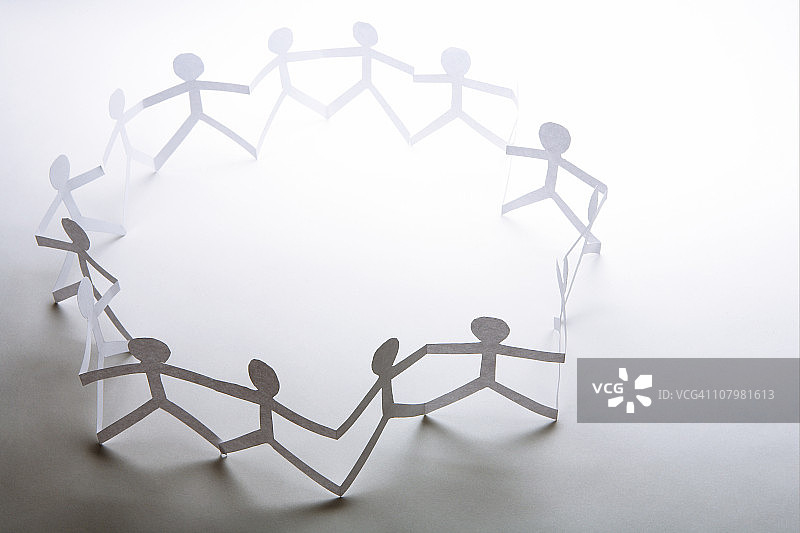 纸链娃娃组成的圆圈图片素材