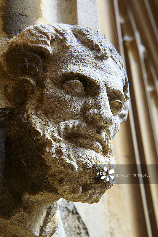 牛津大学“神学院”的络腮胡男子半身像图片素材