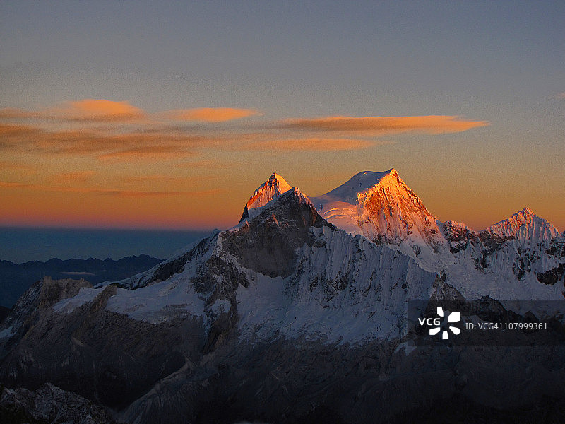 秘鲁布兰卡山脉万多伊峰乔皮卡尔基峰日出图片素材