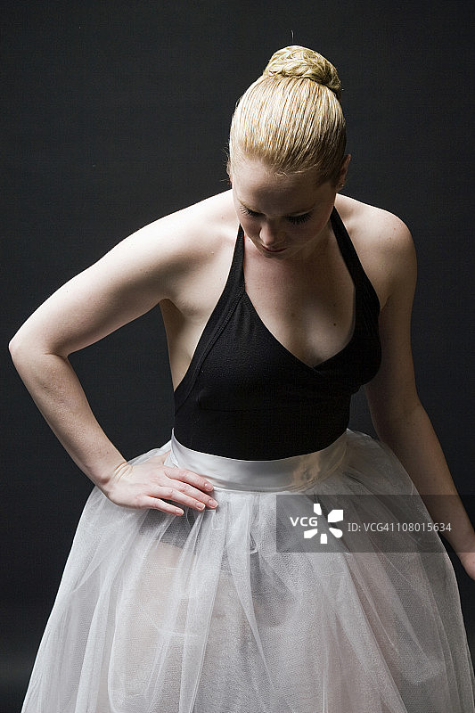 阴影中的芭蕾舞女演员图片素材