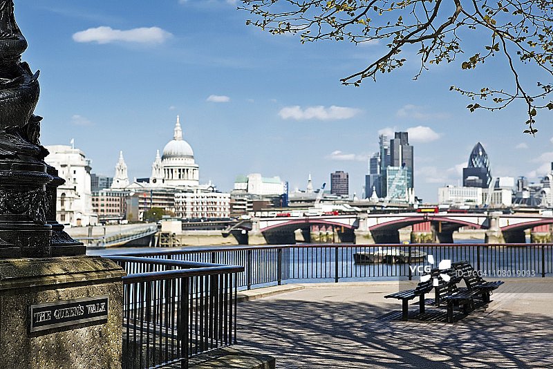 伦敦景色，前景有长椅图片素材