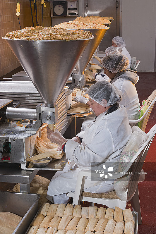 女人在玉米粉蒸肉生产线上工作图片素材