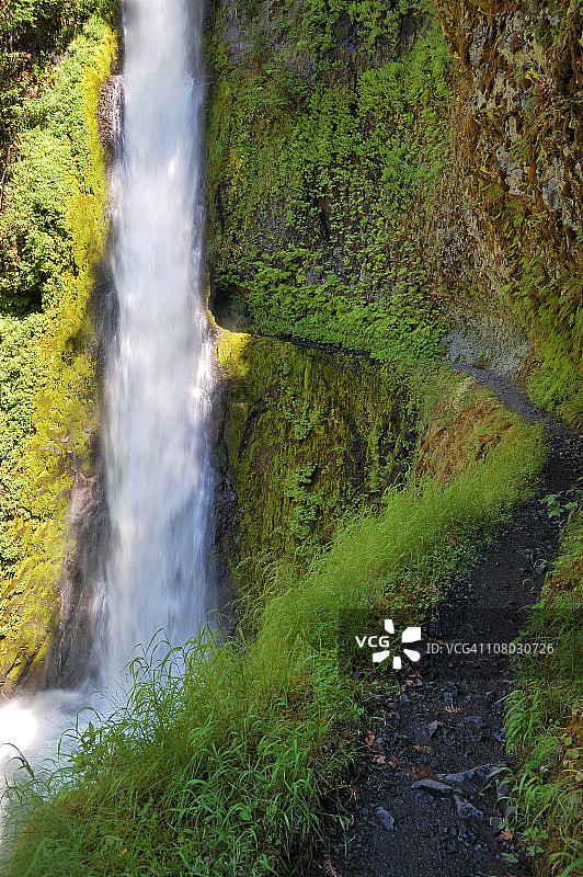 隧道瀑布图片素材