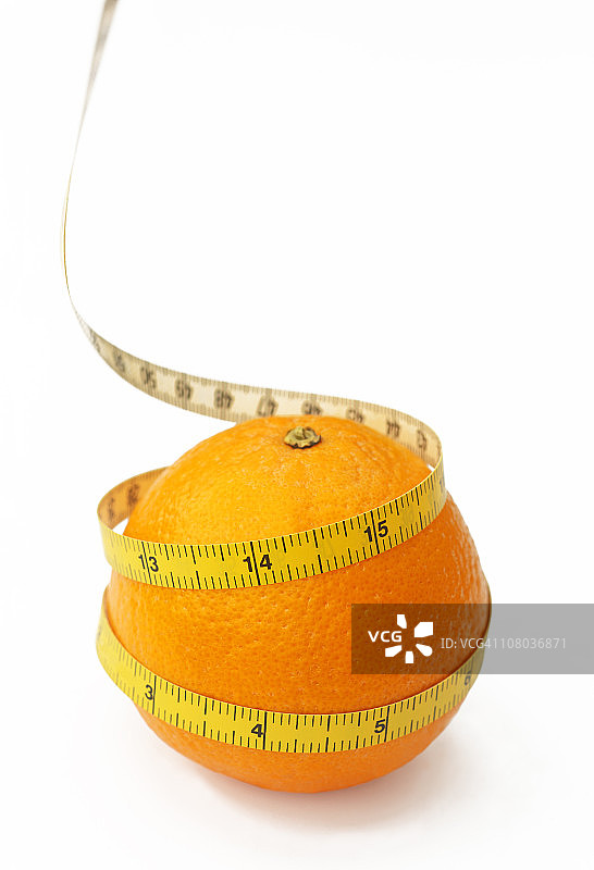 缠绕着橙子的卷尺图片素材