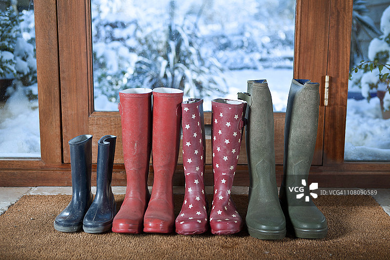 门垫上的威灵顿靴图片素材