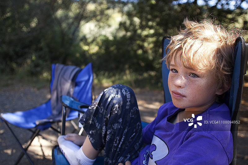 露营期间放松的男孩图片素材
