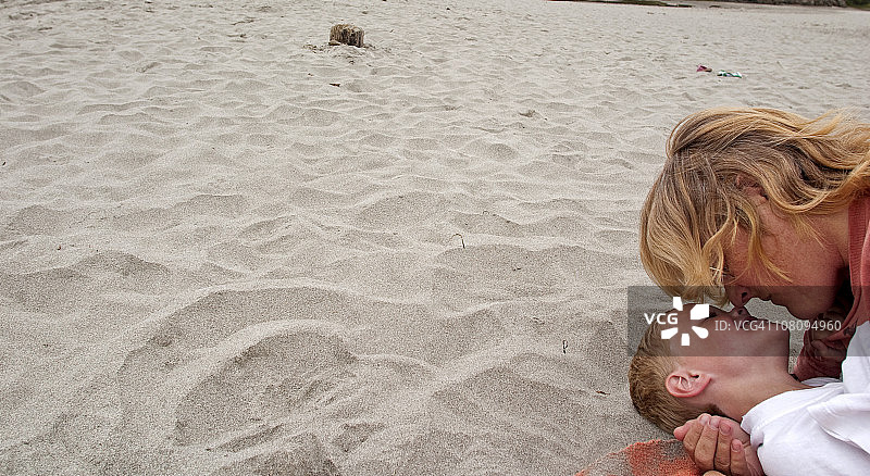 母子在海滩玩耍图片素材
