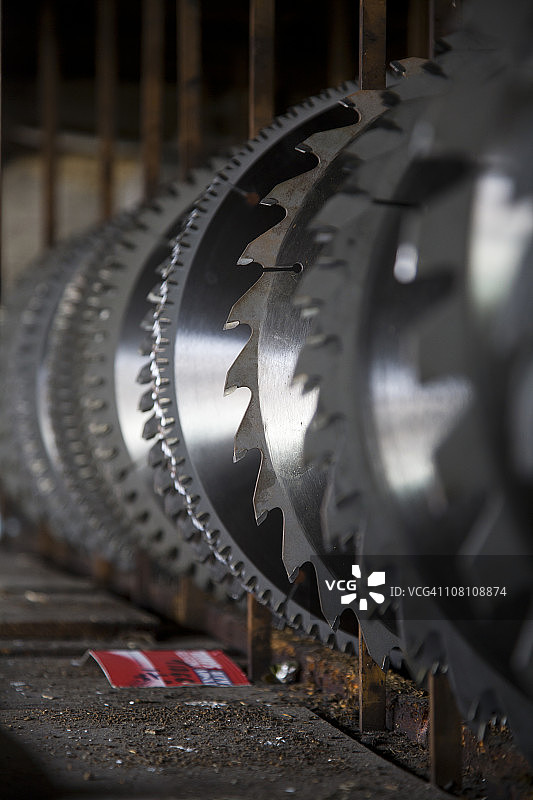 货架上的新制锯片图片素材