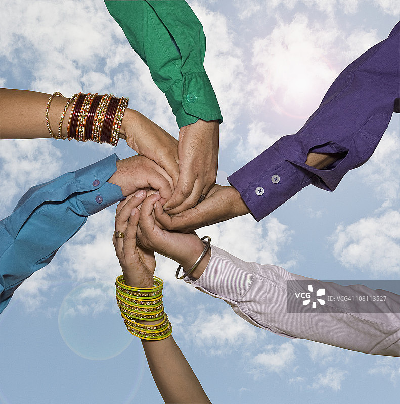 人们在蓝天下手牵手图片素材