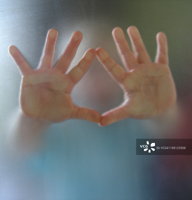 从儿童模糊图像中伸出的手图片素材