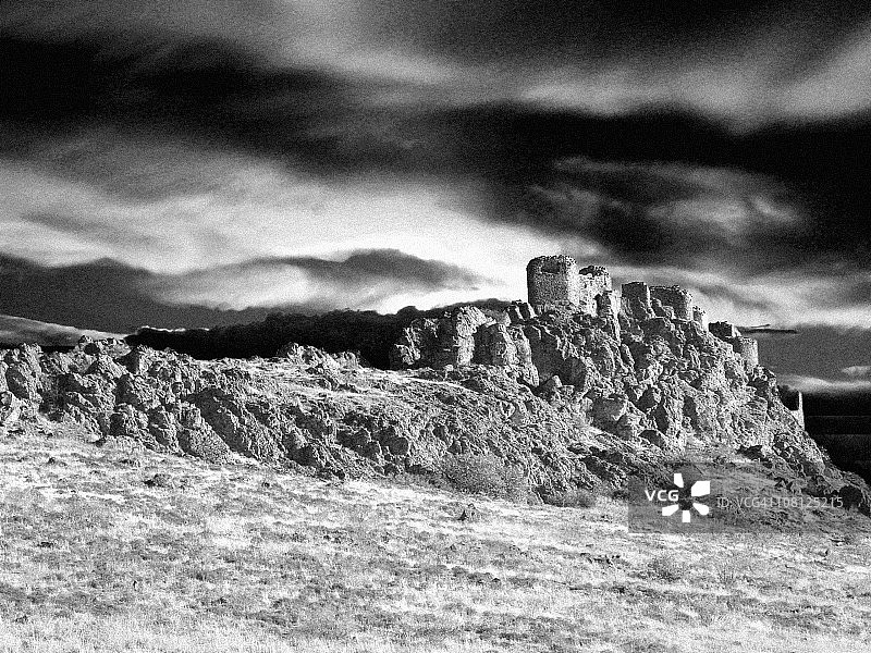 悬崖上的古城堡遗址（黑白）图片素材