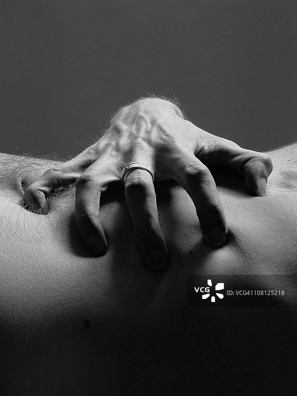 手在腹部（黑白）图片素材