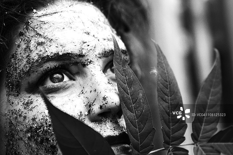 沾满泥的女孩图片素材