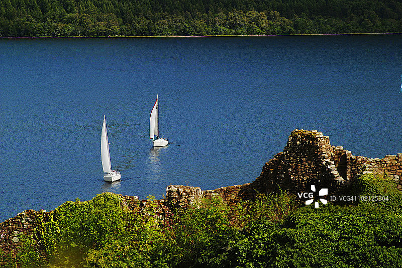 苏格兰尼斯湖地区的湖上船只图片素材