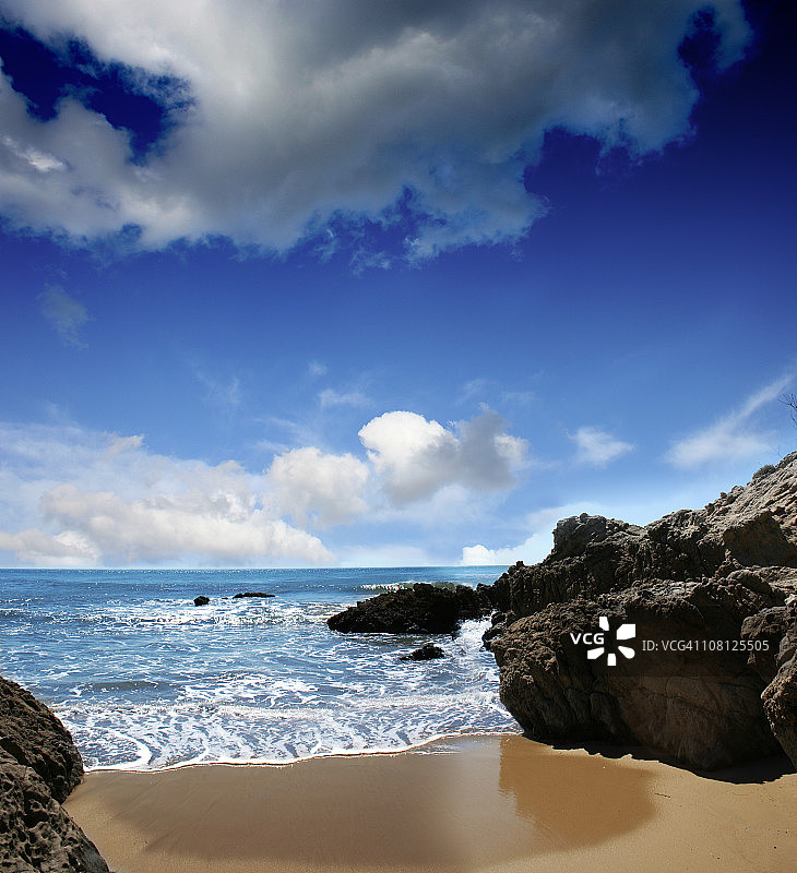 加利福尼亚马里布美丽海滩，海浪拍打图片素材