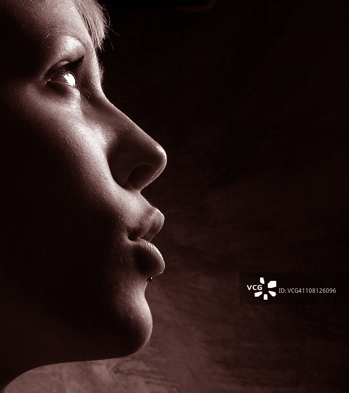 年轻女人脸部肖像，调色图片素材