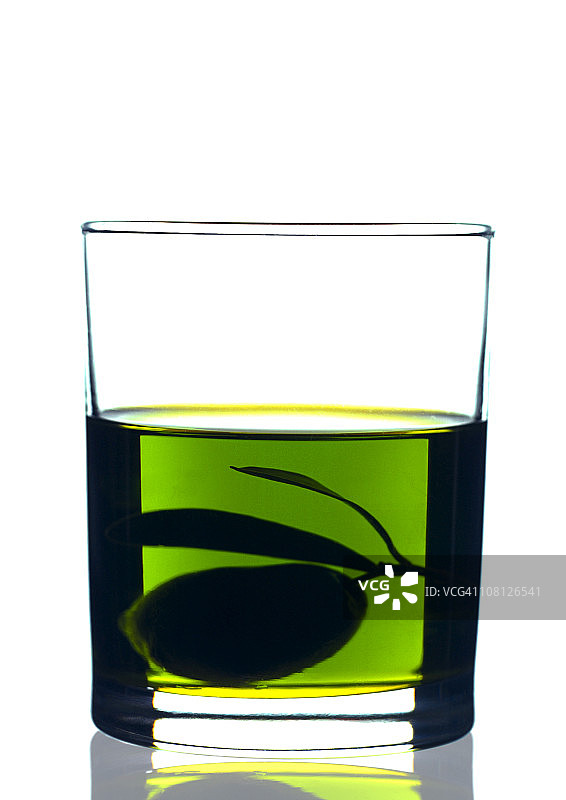 玻璃杯中的油和橄榄果图片素材