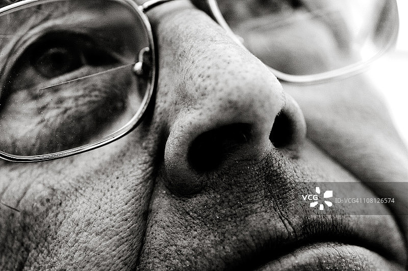 戴眼镜的年长男性黑白肖像图片素材