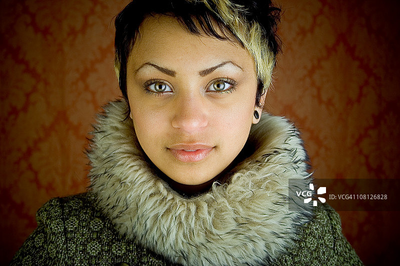 戴毛领的年轻女子肖像图片素材