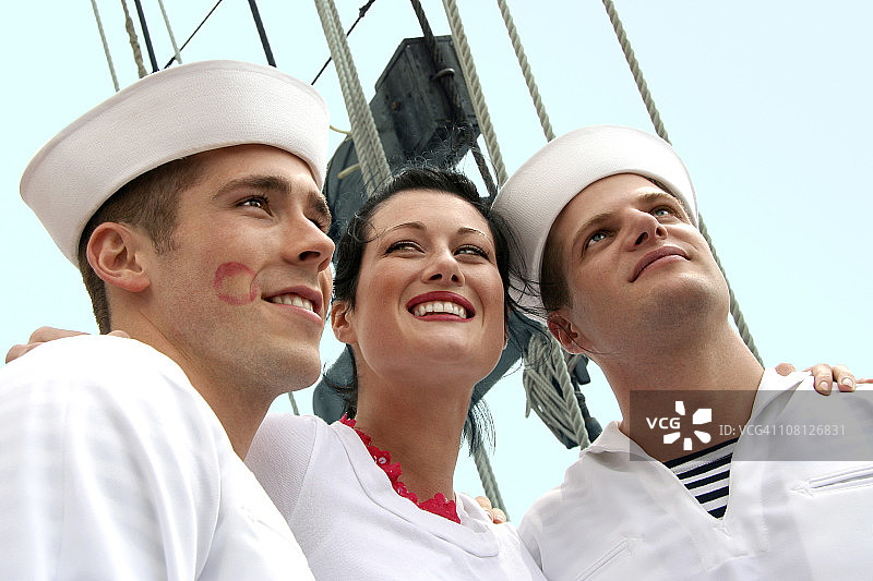 两名水手和一位年轻女子在船上微笑图片素材